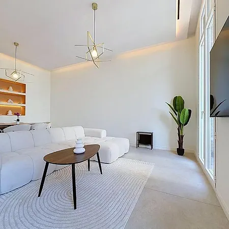 Apartment Beautiful Apartment, Premium Location In